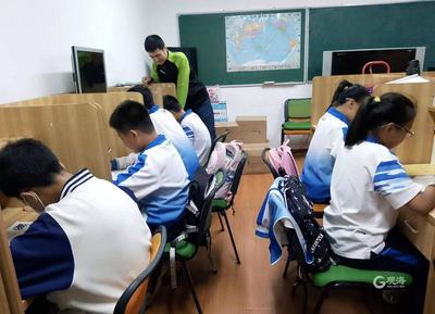 青岛版校内课后服务落地一月有余 为何仍有不少学生选价格不菲的校外班?
